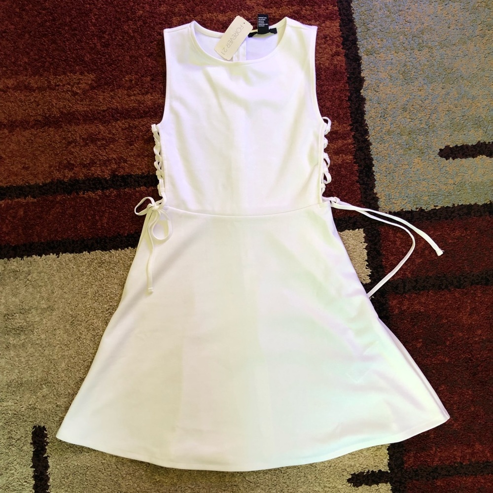 Vestido blanco con cordones alos lados🤩